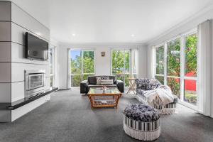 Greenview Bungalow - Sunlit Stay near Sovereign Hill