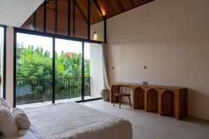 Serene Jungle Villa Private Pool and Work Space