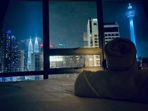 Modern 3BR with Iconic KLCC Towers Skyline Views and Parking