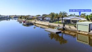 Ground floor, family unit on the canal with free WIFI!