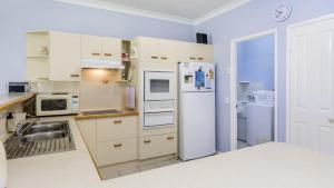 Ground floor, family unit on the canal with free WIFI!