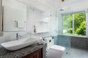 Villa 6 Chic 3-Bedroom Retreat with Pool