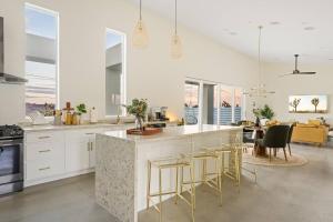 Low Pool Fee, Spa, Movie-Game Room, Mins to JTPark