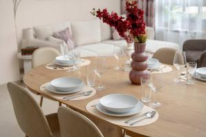 Exclusive Apartment in Wrocław with 2 Parking Spaces, Desk and Air Conditioned Living Room by Renters Prestige