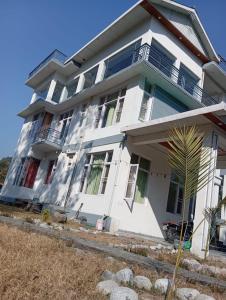 Star Amaya Homestay River Side Mountain and Forest View