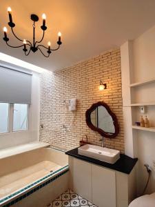 Cozy Room 45m2 có bồn tắm và bếp nấu tại Phú Nhuận