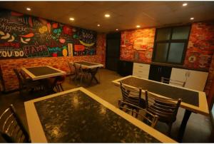 HOTEL APPLE PARK Near Terminal 3 Delhi Airport With- Free Airport Pickup