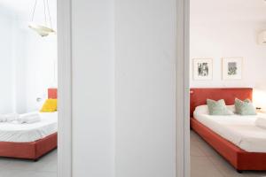 Renovated 4 Bdr House near Acropolis - New Beds, Terrace & Green Yard