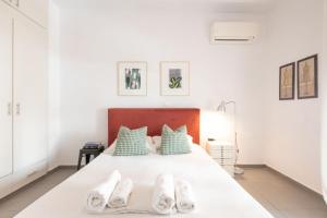 Renovated 4 Bdr House near Acropolis - New Beds, Terrace & Green Yard