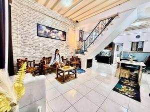 Axon Cozy Modern House Blue Unit Near The Walking Street