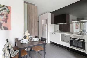 A Spacious 2BR Apt Walk to Southern Cross Station