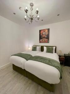 Cardiff City Centre 4 Bedroom Room House with Parking - Long Term Stay for Contractors