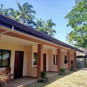 Two Season Tourist Inn