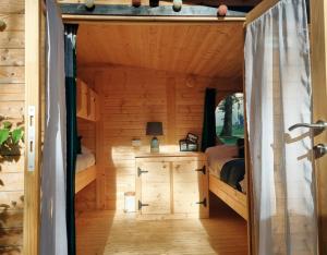 Nuit insolite dans un petit Hobbit en bois