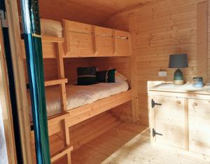 Nuit insolite dans un petit Hobbit en bois
