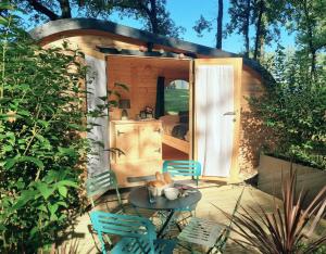 Nuit insolite dans un petit Hobbit en bois