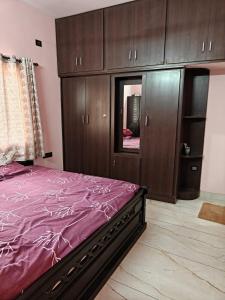Serene 2BHK stay with balcony & breezy terrace