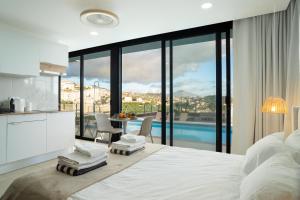 Calma Retreat - Pool & Lodge