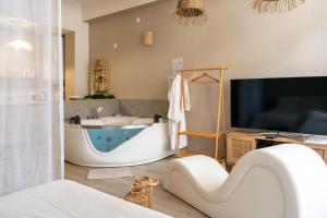 Suite sensuelle balnéothérapie et fauteuil tantra