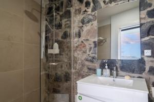 Calma Retreat - Pool & Lodge