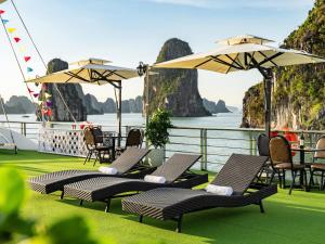 Otis Day Cruise Ha Long Bay - Sung Sot Cave, Luon Cave, Titop Island