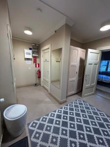 Tunnelmallinen Karsikon kansakoulu - jaettu kylpyhuone