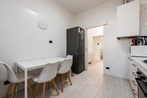 Family & Friends - 2min to Tram - 8min to Station