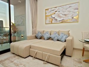 Bright Apartment in JVC with Pool