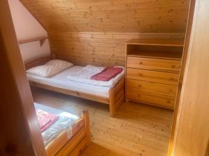 Chatyliptov-Drevenice s 3 spálňami Jasná Liptovská Mara