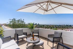 Atico Dúplex en Estepona con Vistas al Mar y Montaña a 10 min de la Playa