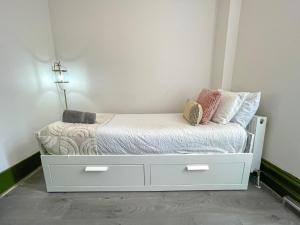 Promo Rate - Cosy 2BDR Flat by Staylio London in Shepherds Bush near Westfield London & Notting Hill