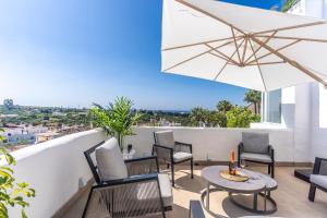 Atico Dúplex en Estepona con Vistas al Mar y Montaña a 10 min de la Playa