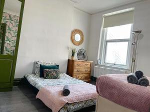 Promo Rate - Cozy 2BDR Flat by NourNest Apartments in Shepherds Bush near Westfield London & Notting Hill