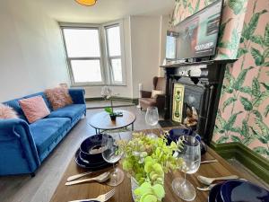 Promo Rate - Cozy 2BDR Flat by NourNest Apartments in Shepherds Bush near Westfield London & Notting Hill