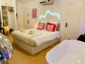 "Pandora" Studio Romantique, Baignoire,Clim, Wifi