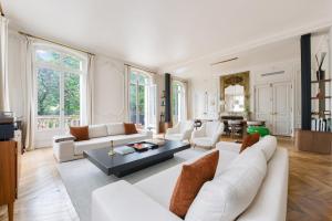 Prestigious Avenue Foch Apartment with Private Garden