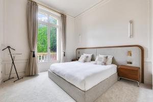 Prestigious Avenue Foch Apartment with Private Garden