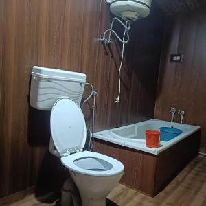 T luxury Heritage houseboat