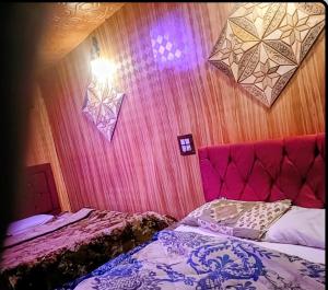 T luxury Heritage houseboat