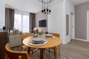 Rakowicka Brick Apartment near Station by Noclegi Renters