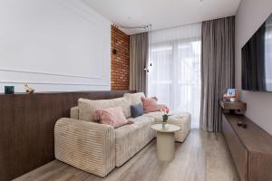 Rakowicka Brick Apartment near Station by Noclegi Renters