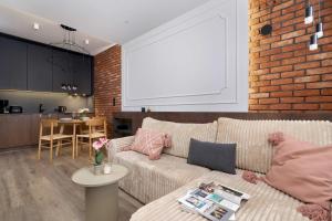 Rakowicka Brick Apartment near Station by Noclegi Renters