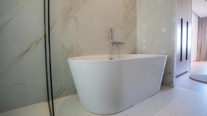 Villa design avec piscine, proche centre