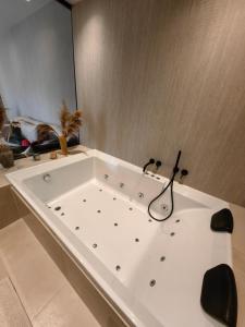 Heritage Stone and Style Villa with Private Parking and Jacuzzi