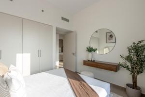 Livbnb - Stylish 1B in Park Heights Dubai Hills