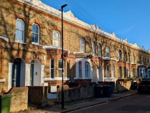 Stunning London Apartment with Balcony & Modern Amenities