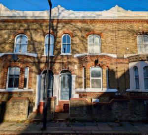 Stunning London Apartment with Balcony & Modern Amenities