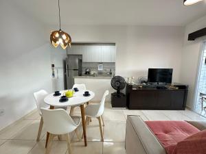 A 300m da praia, varanda gourmet vista incrível!