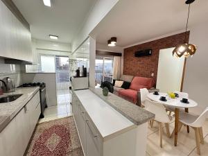 A 300m da praia, varanda gourmet vista incrível!