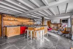 Spectacular Waterfront Home - Pass the Keys